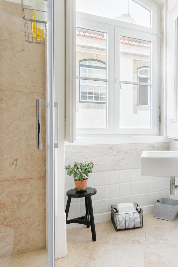 Update Urban Chic Flat In 19Th Century Building 2 Bedrooms & 2 Bathrooms & Ac Central Alfama District Лиссабон Экстерьер фото