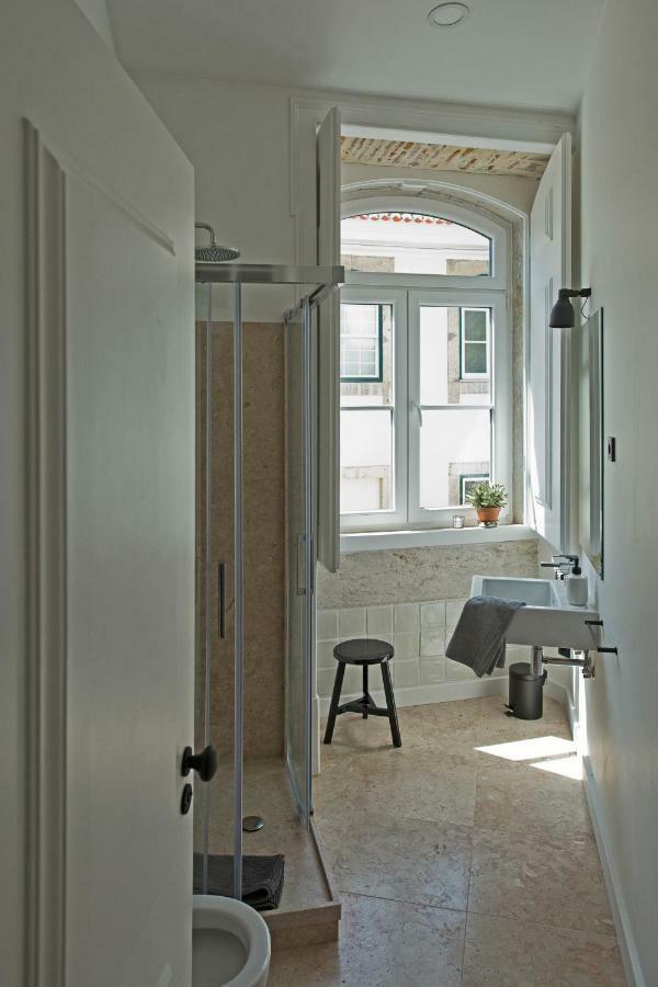 Update Urban Chic Flat In 19Th Century Building 2 Bedrooms & 2 Bathrooms & Ac Central Alfama District Лиссабон Экстерьер фото